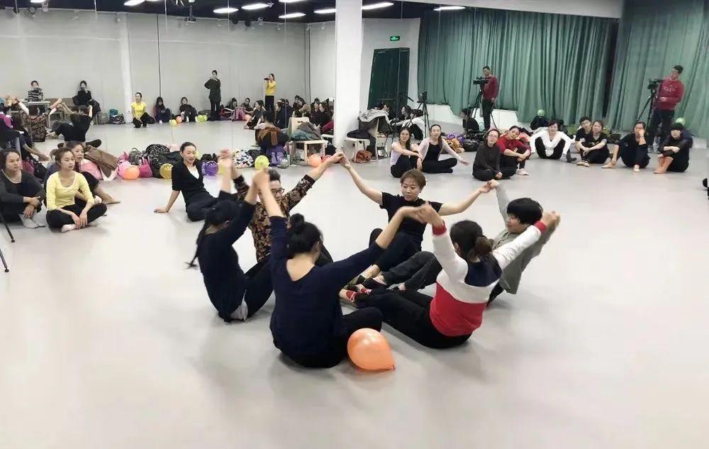 美育教育最新动态，色彩缤纷的友情故事，引领时代潮流的教育新篇章