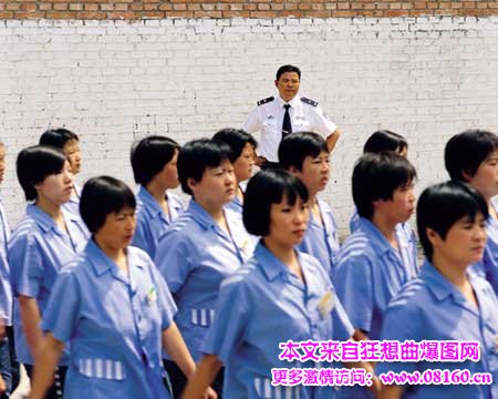 女子监狱男性管教的秘密与小巷独特小店的故事